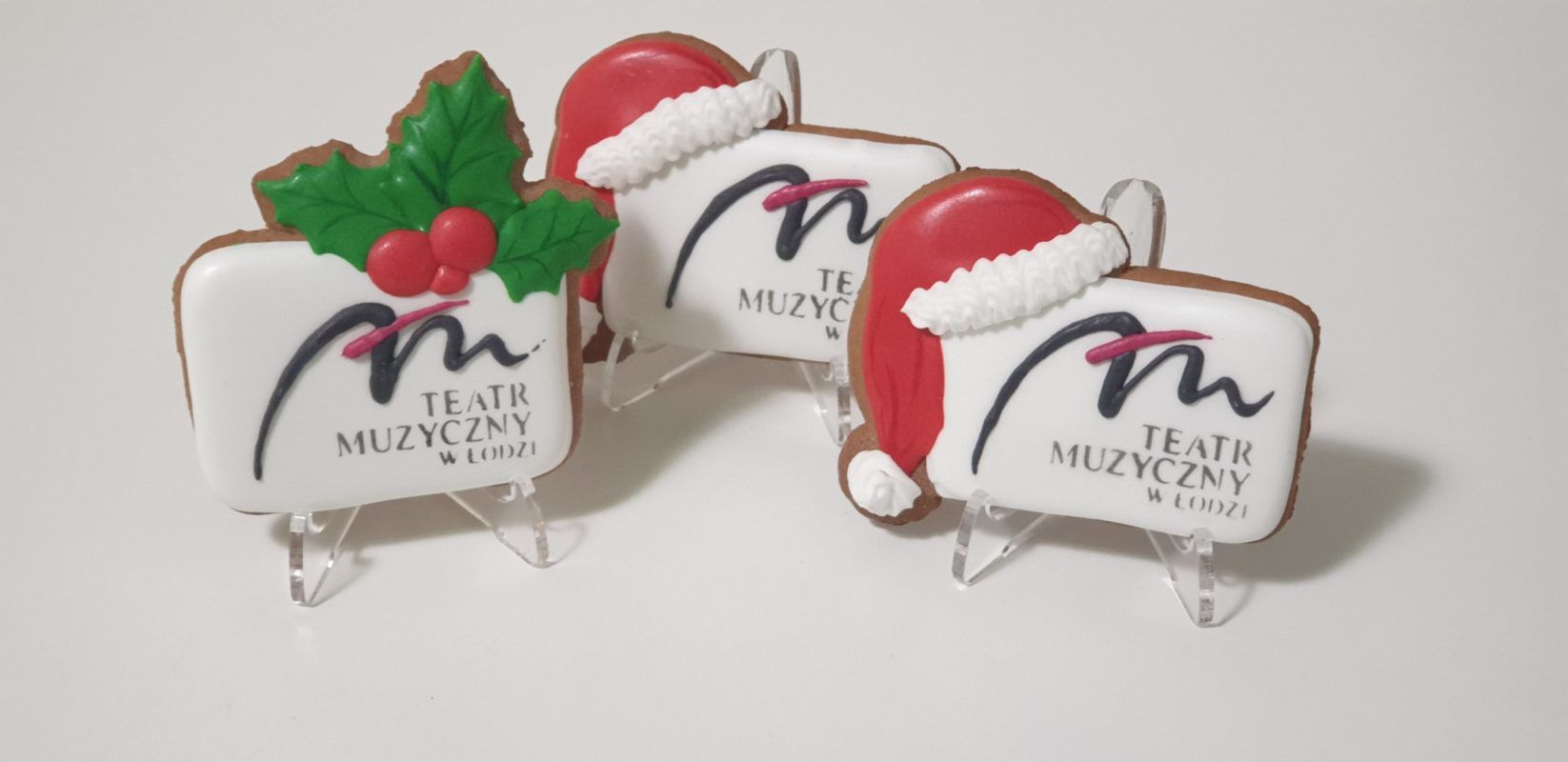 Pierniki świąteczne, logo w czapce mikołaja, pierniczki bożonarodzeniowe dla firm, pierniki reklamowe, ręcznie dekorowane pierniki bożonarodzeniowe, lukrowane pierniczki, pierniczki personalizowane - basia sweets