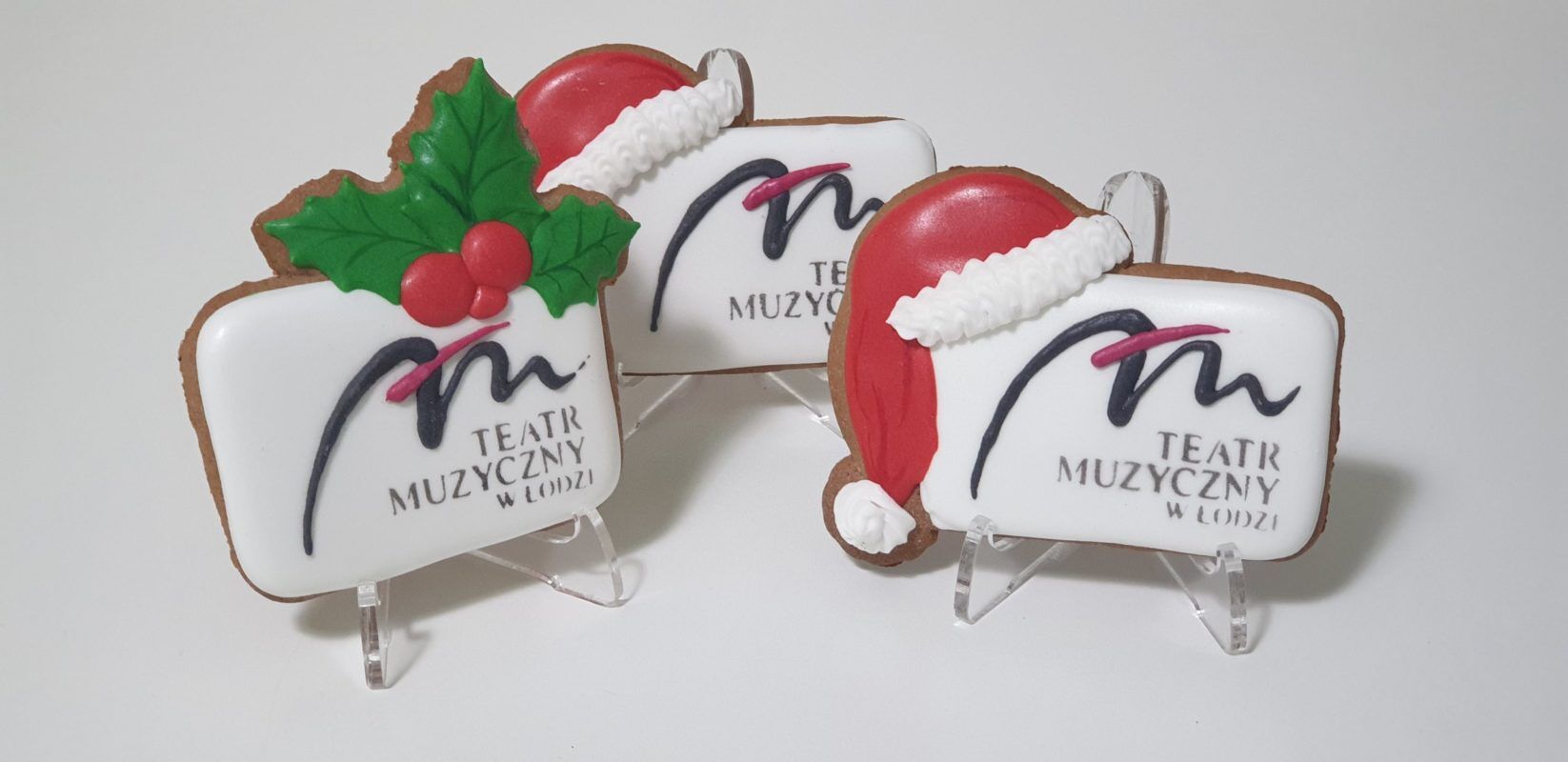 Pierniki świąteczne, logo w czapce mikołaja, pierniczki bożonarodzeniowe dla firm, pierniki reklamowe, ręcznie dekorowane pierniki bożonarodzeniowe, lukrowane pierniczki, pierniczki personalizowane - basia sweets