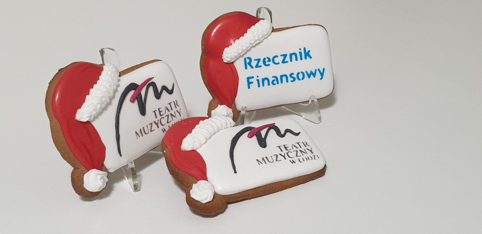 Pierniki świąteczne, logo w czapce mikołaja, pierniczki bożonarodzeniowe dla firm, pierniki reklamowe, ręcznie dekorowane pierniki bożonarodzeniowe, lukrowane pierniczki, pierniczki personalizowane - basia sweets