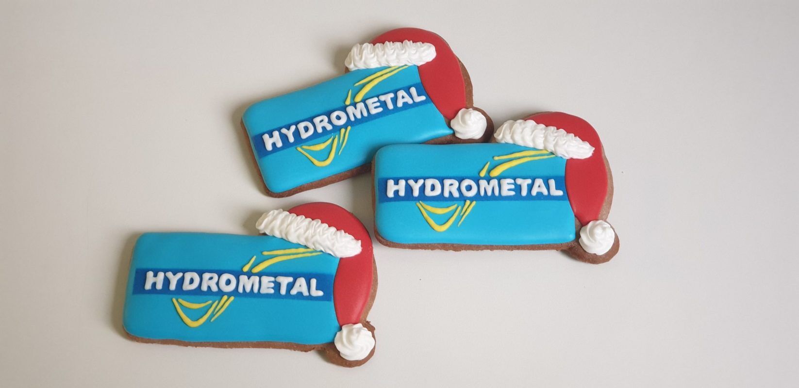 Pierniki świąteczne, logo w czapce mikołaja, pierniczki bożonarodzeniowe dla firm, pierniki reklamowe, ręcznie dekorowane pierniki bożonarodzeniowe, lukrowane pierniczki, pierniczki personalizowane - basia sweets