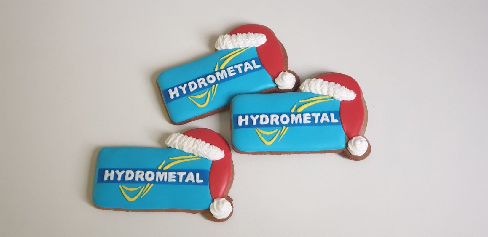 Pierniki świąteczne, logo w czapce mikołaja, pierniczki bożonarodzeniowe dla firm, pierniki reklamowe, ręcznie dekorowane pierniki bożonarodzeniowe, lukrowane pierniczki, pierniczki personalizowane - basia sweets