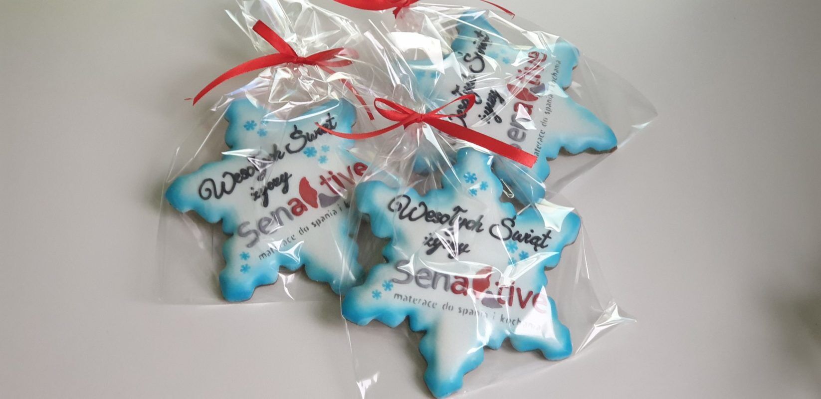 Pierniki reklamowe - Duża śnieżynka z logo, Świąteczne ciasteczka, Lukrowane pierniczki z logo, ciastka bożonarodzeniowe dla firm, personalizowane zestawy świąteczne dla firm - Basia sweets