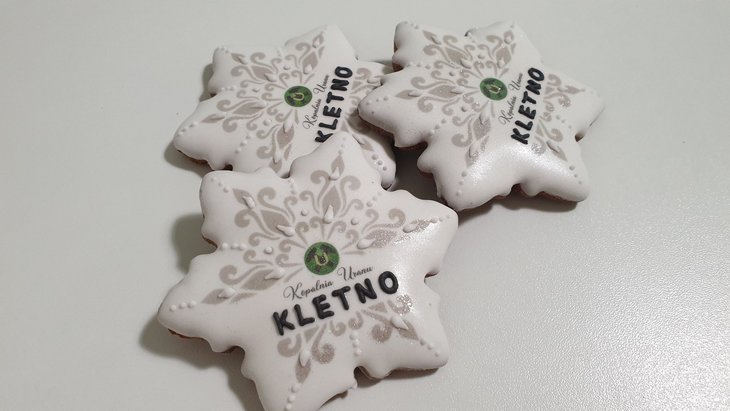 pierniki reklamowe, śnieżynka z logo, pierniki bożonarodzeniowe, ręcznie dekorowane pierniki, lukrowane pierniczki, pierniki z logo, pierniczki personalizowane - Basia sweets