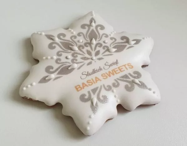 Pierniczki bożonarodzeniowe z logo - śnieżynka, pierniki reklamowe, śnieżynka z logo, pierniki bożonarodzeniowe, ręcznie dekorowane pierniki, lukrowane pierniczki, pierniki z logo, pierniczki personalizowane - Basia sweets