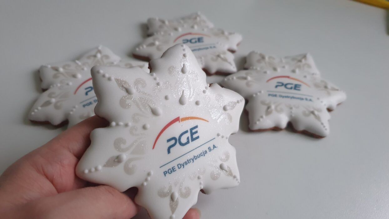 Śnieżynka z piernika z logo, pierniki świąteczne, pierniki z logo, pieniki bożonarodzeniowe, lukrowane pierniczki, pierniczki świąteczne, lukrowane pierniki, piękne pierniki, dekorowane pierniczki, pierniczki z logo