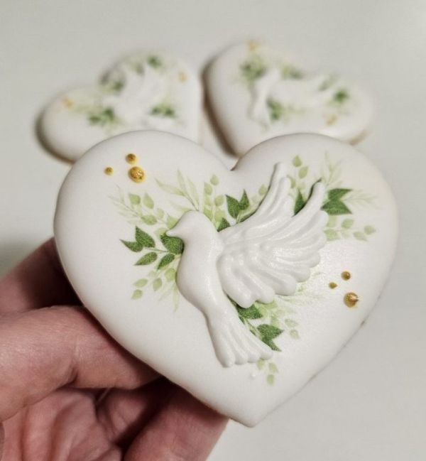 Ciasteczka komunijne z gołębicą, Pierniczki z gołębicą na komunię, Pierniczki komunijne podziękowania dla gości, Słodkie upominki po Komunii Świętej, pierniczki z gołębicą, Podziękowania w formie pierników komunijnych, Ręcznie lukrowane pierniki na podziękowania, Pierniczki na pamiątkę Pierwszej Komunii, Unikalne pamiątki komunijne dla uczestników, Upominki dla gości komunijnych, najlepsze pierniczki komunijne Basia sweets, najpiękniejsze lukrowane pierniczki