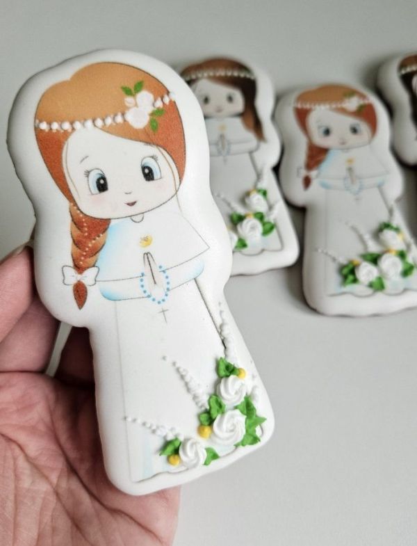 Pierniczki komunijne - dziewczynka, Pierniczki komunijne z postacią dziecka, Personalizowane ciasteczka na Pierwszą Komunię, Ciasteczka z nadrukiem chłopca/dziewczynki w stroju komunijnym, Ciasteczka na Komunię z grafiką dziecka w albie, Słodkie upominki dla gości komunijnych, Wypieki na Pierwszą Komunię, Ciasteczka dla rodziców chrzestnych i dziadków, najlepsze polskie pierniczki - Basia sweets